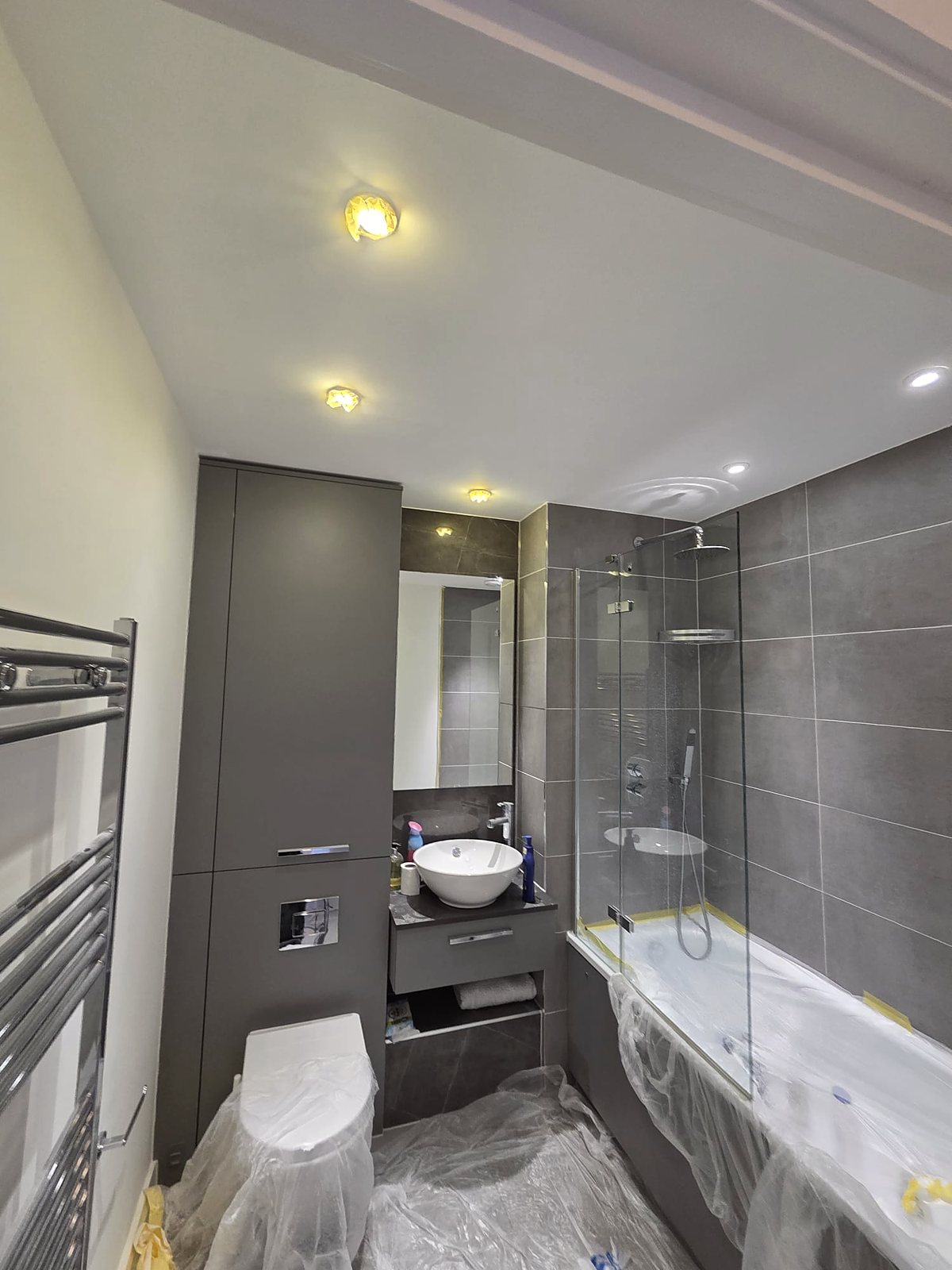 Bathroom ceiling and walls refreshed, painted by Zakro