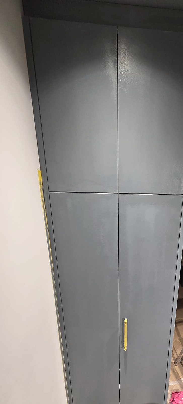 Built-in wardrobe in grey-blue, painted by Zakro