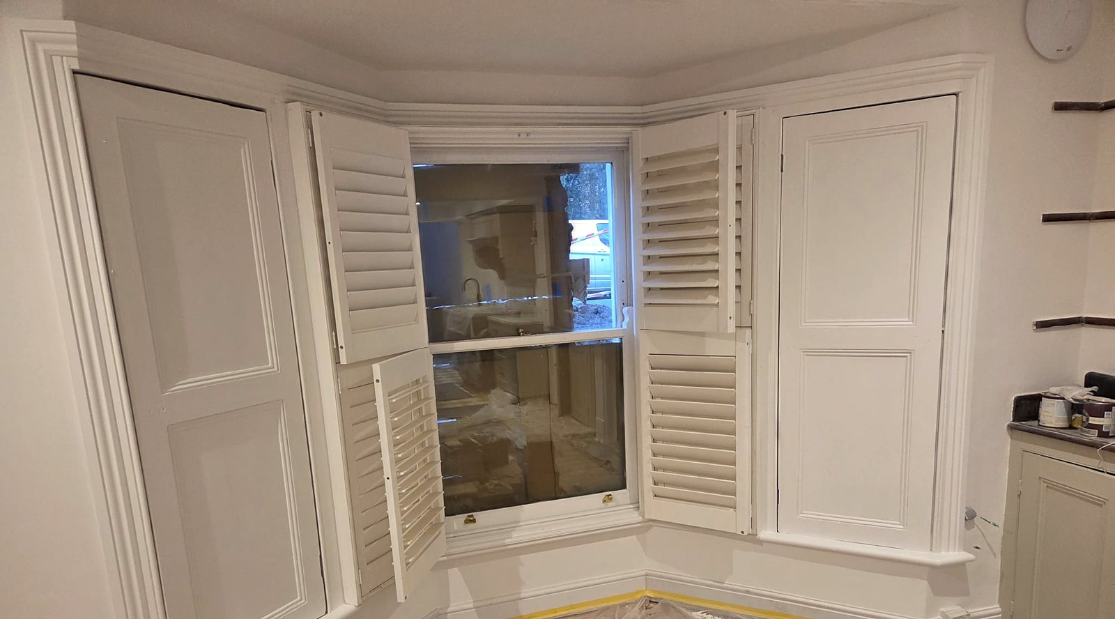Sash window and shutters in white, painted by Zakro